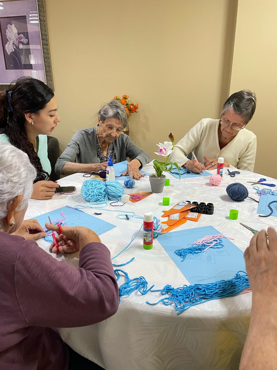 Espacio de bienestar y comunidad para adultos mayores.